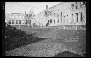 Messines (=Mesen, Belgien): Hof und Fassadenreste "im zerschossenen Kloster"