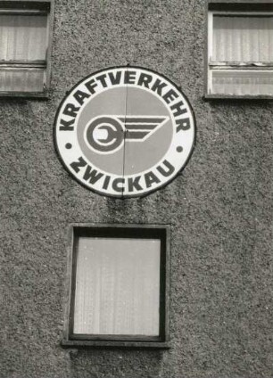 Deutschneudorf-Brüderwiese, Deutschneudorfer Straße 8. Wohnhäuser (Ferienheim des Kraftverkehr Zwickau. Haupthaus, Signet an der Giebelseite