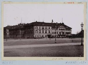 Das Hotel Bellevue (bis 1853 Calberlasche Zuckersiederei) an der Elbe nordwestlich des Italienischen Dörfchens in Dresden vom Theaterplatz aus