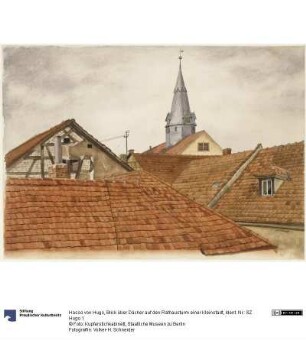 Blick über Dächer auf den Rathausturm einer Kleinstadt