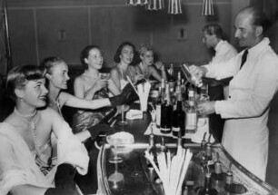Norderney. Models erholen sich nach einer Modenschau an einer Bar. Sie trinken vom Barkeeper gefertigte Cocktails