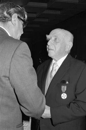 Verleihung der Bundesverdienstmedaille an den Seniorchef der Strick- und Wirkwarenfabrik Grimm & Co GmbH Hans Grimm
