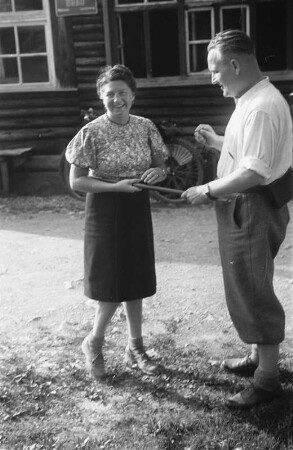 Portraitaufnahme : Porträt eines Mannes und einer Frau vermutlich vor der Wurzhütte