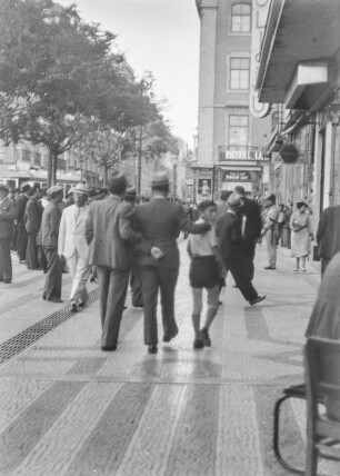 Praça de D. Pedro IV. : Männer auf der Praça de D. Pedro IV.