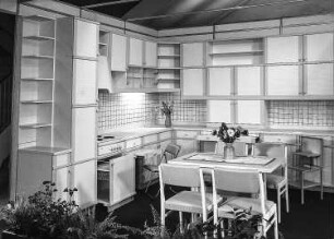 Ausstellungskoje des VEB Thüringer Möbelkombinat Suhl mit Anbauküche