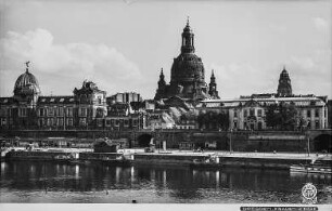 Dresden, Blick vom Neustädter Ufer über die Elbe zu Kunstakademie, Frauenkirche und Sekundogenitur