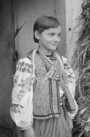 Zweiter Weltkrieg. Zur Einquartierung. Sowjetunion. Porträt eines kleinen russischen Mädchens in folkloristischer Kleidung