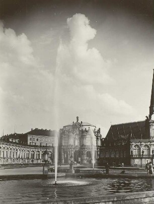 Dresden-Altstadt. Zwinger (1709-1728, M. D. Pöppelmann). Blick über den Zwingerhof zum Glockenspielpavillon