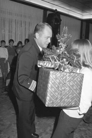Städtisches Kinderheim in der Sybelstraße. Weihnachtsbescherung von Soldaten der Fregatte Karlsruhe für die Kinder
