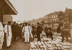 Alkmaar, Käsemarkt : Niederlande. Alkmaar. Käsemarkt vor der Alten Stadtwaage (links)