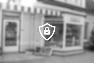 Blumengeschäft Malbrich: Außenansicht: vor Schaufenster Holzsteigen mit Blumen: 13. [Name maskiert]