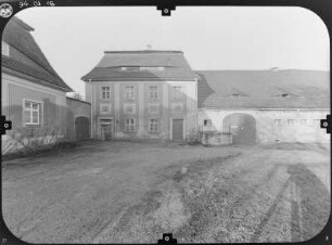 Rammenau, Am Schloß 4. Schloß. Wirtschaftshof (Meierhof, 1721-1737). Hofansicht von Südost