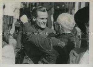 Ankunft und Begrüßung entlassener Kriegsgefangener aus Jugoslawien in Berlin