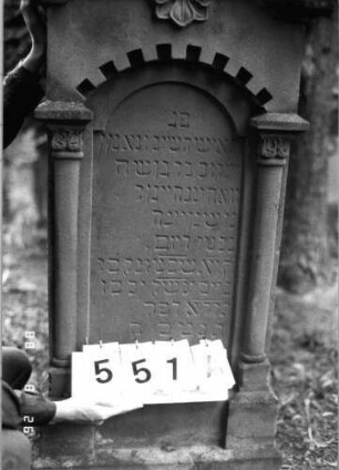 Grabstein 551 (Index: 100095117) Maße HxBxT: 148x50x19 cm Symbolik: Blumenkranz: Grabstein 551A