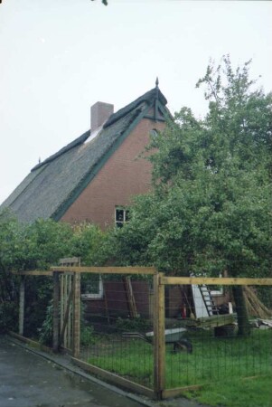 Bauernhaus mit Reetdach: bei Umbau: Giebelseite Wohntrakt