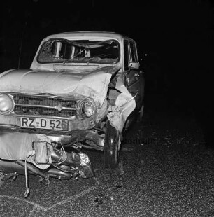 Verkehrsunfall: Industriestraße, bei Einmündung in B 208 / Ratzeburger Straße: Zusammenstoß von Pkw mit Kleinmotorrad: Unfallwagen Renault R4 mit eingedrückter Front, davor quer am Boden Kleinmotorrad: auf Straße Markierungen der Polizei: im Dunkeln