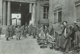 Berlin, November-Revolution, revolutionäre Truppen im Schlosshof