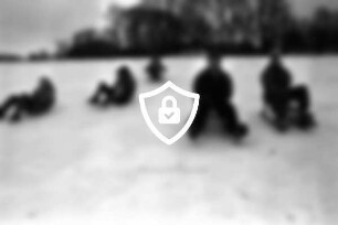 Schlosspark: fünf Mädchen mit Schlitten beim Rodeln: hinten rechts Gottesbuden und Häuser, Pkw: Bäume: Schnee: Winter: 20. Februar 1996