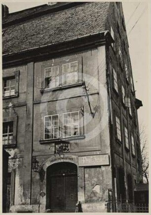 Fassade des Rost`schen Hauses in Lauban mit Eingangsportal