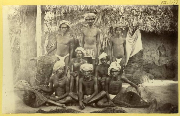 Photo de groupe Hommes et garçons d'une communauté villageoise