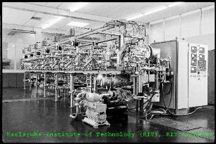 Zehnstufige Trenndüsen-Versuchsanlage zur Isotopentrennung des Instituts für Kernverfahrenstechnik (IKVT)