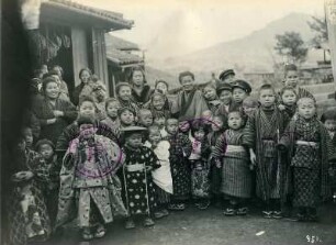 Nagasaki?, Japan. Schulkinder in Kimono mit ihren Lehrern vor dem Schulgebäude