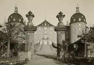 Moritzburg. Schloss Moritzburg (16. Jahrhundert, 1656/1672 Umbau, 1723/1733 Umbau). Auffahrt