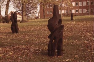 Ausstellungseröffnung "Plastiken, Aquarelle, Radierungen" (Rolf Goerler): Stormarnhaus: Nordseite: Skulpturen