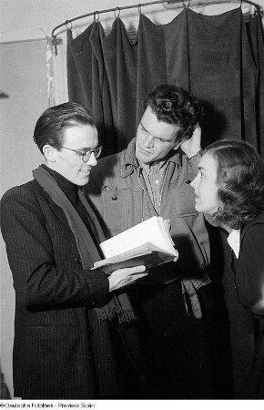 Porträtaufnahmen des Schauspielers und Regisseurs Thomas Engel : Aufnahme während einer Probe mit Alfred Cogho (Mitte) und Liselotte Reimann (rechts)