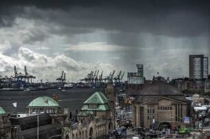 St. Pauli. Blick auf Landungsbrücken, Elbe und Hafen bei Schietwetter