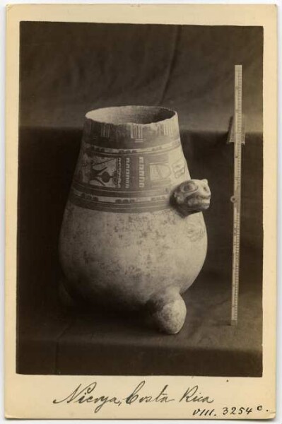 Clay vase from the Museo Nacional, San José (Costa Rica)