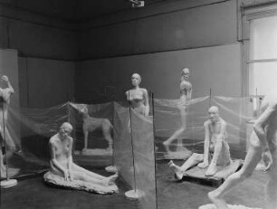Strandszene : Ausstellung mit der "Strandszene" der Bildhauerin Thea Richter