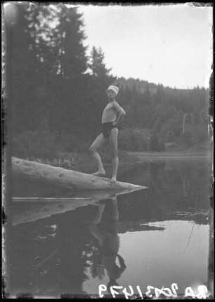Junger mann in Badehose