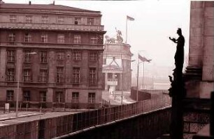 Berlin: Reichstag; hinter der Mauer: mit Blick zum Brandenburger Tor