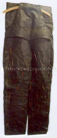 Hose mit Holzstacheln