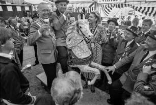 Schützenfest in Bielefeld, der König darf aufs Pferd