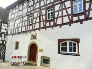 Stadtbild-Kirchplatz-Diakonatshaus (erbaut 1615)-Ansicht von Norden über Traufseite mit Fachwerkobergeschossen in Riegelbauweise auf steinernem Stock