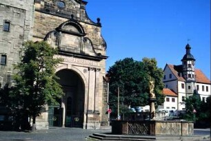 Georgenbrunnen mit Plastik, links Portal Georgenkirche