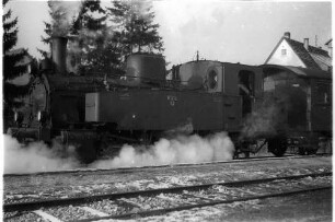 Bahnhof Trochtelfingen, Lok 12, Oberheizer Fabian Eisele (1910 - 1973) öffnet die Schlammhähne, Dampflok 12 darf nicht unbeaufsichtigt bleiben