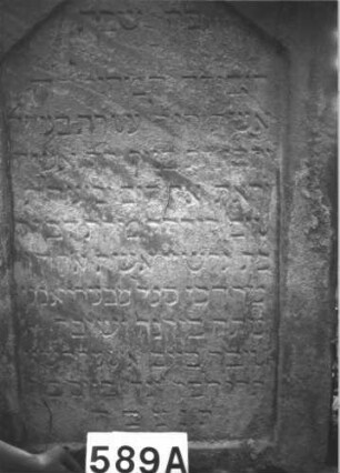 Grabstein 589 (Index: 99900721) Material: Sandstein Zustand: stark verwittert Maße HxBxT: 134x82x21 cm Beschreibung: Stele mit eingezogenem Dreiecksabschluss, mit Verdachung: Grabstein 589A