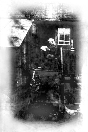 Klöpplerin am Hauseingang (Rückseite Häßler-Schneidmühle)