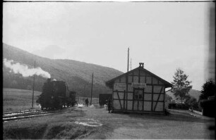 Spritzzug mit Lok 141, Gauselfingen, das Bahnhofsgebäude bestand 1907 - 1976, seit 1985 Kreuzungsbahnhof mit Rückfallweichen, Bahnagent war Adolf Kanz (1900 - 1980)