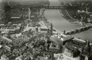 Dresden-Altstadt: Stadtkern gegen Friedrichstadt und Marienbrücke. Luftbild-Schrägaufnahme von Südosten