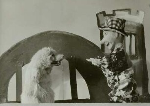 Kasperle mit seinem dressierten Eisbären Polli : Handpuppenspiel des 'Dresdner Kasperle' Oswald Hempel