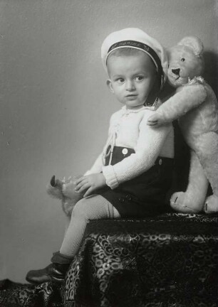 Günther Hanisch mit Matrosenmütze und Teddy