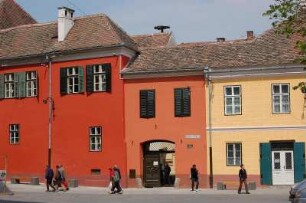 Sibiu - Ansicht aus der Altstadt : Historische Altstadtgasse mit sanierten Häusern in Sibiu, Kulturhauptstadt Europas 2007, Siebenbürgen, aufgenommen 2007