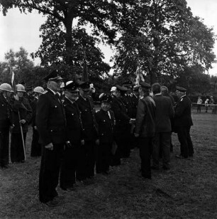Jersbek: Festplatz: Amtsfeuerwehrfest des Amtes Bargteheide-Land und der Stadt Bargteheide sowie 85-jähriges Jubiläum der Freiwilligen Feuerwehr Jersbek: Verleihung des Brandschutz-Ehrenabzeichens an Hauptbrandmeister Hans Spiering (Bargteheide), Karl Heinz Gaycken und Ernst Timm (Jersbek) sowie Gerhard Klein (Delingsdorf): im Hintergrund Aufstellung der Feuerwehrmannschaften mit Fahnenträgern: dahinter Hecken und Baumreihen