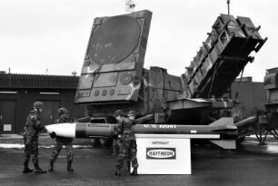 US-Soldaten beim Aufbau des Flugabwehrraketensystems MIM-104 Patriot während des deutsch-amerikanischen Manövers Central Guardian in einem US-Militärcamp bei Gießen