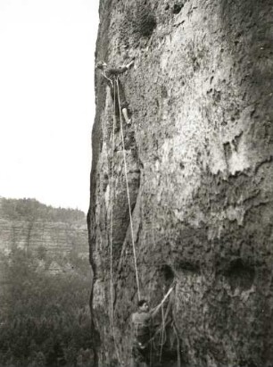 Sächsische Schweiz. Schmilkaer Felsrevier, Rauschenstein. Seilschaft Karlheinz Gonda, G. Junghans und G. Walpert bei der Erstbegehung (des Günther-Sturm-Gedächtnisweges, der SW-Kante) der Gonda-Kante, 4.7.1948 (VIIIa)