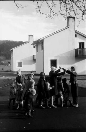 Bregenz, Hörbranz: Europadorf, spielende Kinder, Hintergrund zwei Häuser